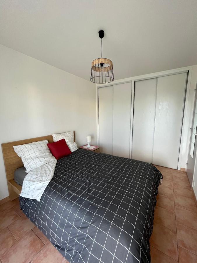 T2 Avec Terrasse & Parking A 5 Min Du Centre, 10 Min Des Plages Hyères Екстериор снимка